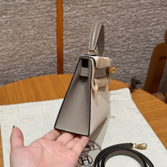 Classic Hermes Bag: A Stylish and Versatile Choice for Elegance - Picture 4 of 6